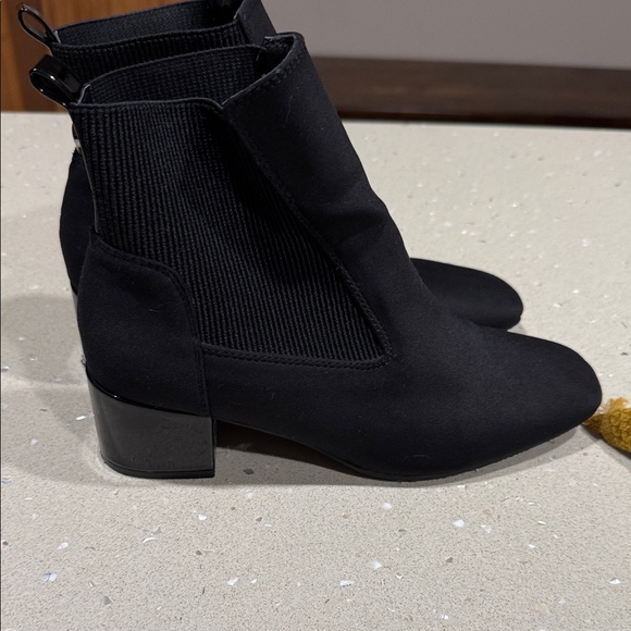 Donald J. Pliner Elegant Black Ankle Boots - Picture 6 of 11